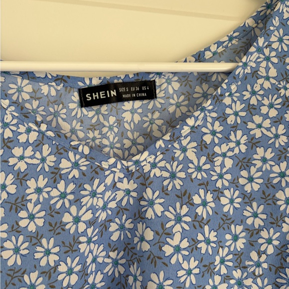SHEIN Light Blue Daisy Print Flutter Sleeve Top - Picture 2 of 3